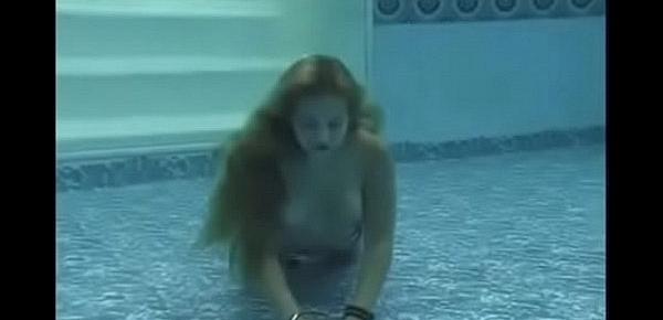  Beautiful Mermaid Maggie Masturbates Underwater